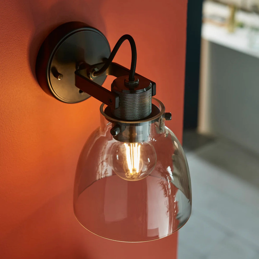 Lampada da Parete Moderna Readium con Paralume in Vetro – Testa Regolabile per Camere da Letto e Corridoi