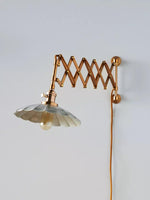Afbeelding laden in galerijweergave, Furium gegolfde accordeon stekker-wandlamp - messing muurlamp elegantie
