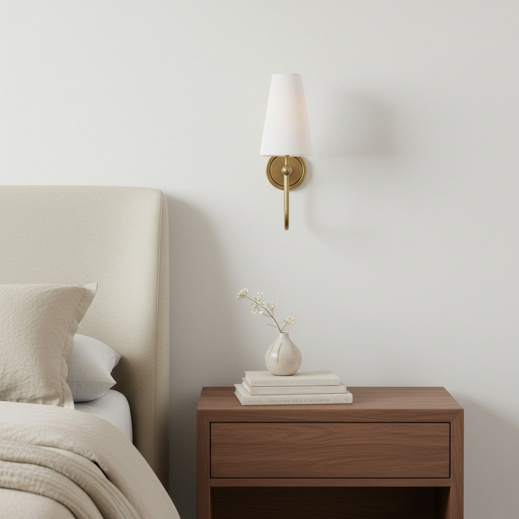 Aplique de brazo curvo elegante Serena – Lámpara de pared moderna con pantalla de tela para pasillo y dormitorio
