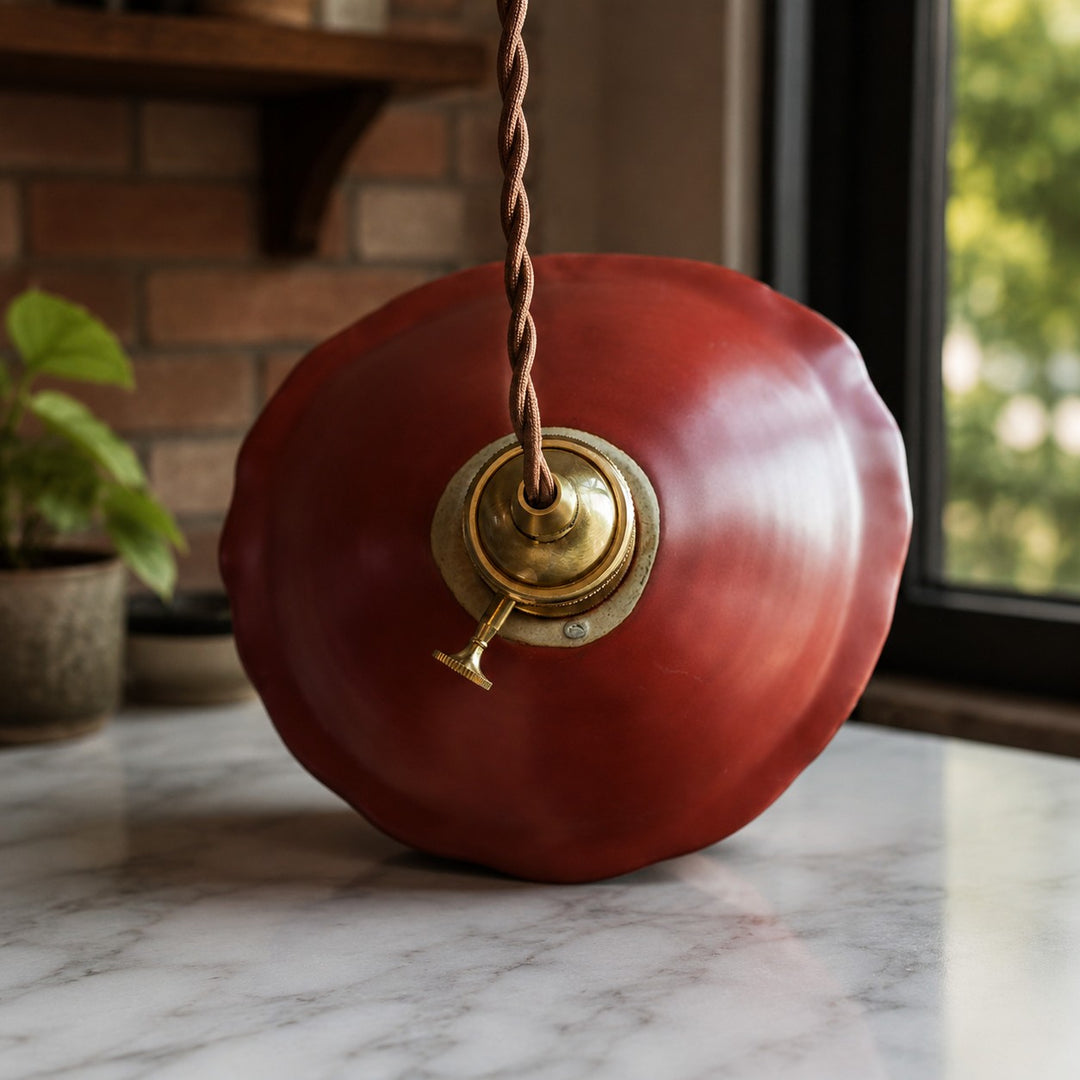 Vintage keramische hanglamp met dubbele glazuurlaag en messing fittingen