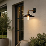 Afbeelding laden in galerijweergave, Vintage industrial wall lamp on patio exterior wall