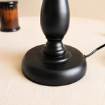 Afbeelding laden in galerijweergave, Close view of black iron lamp base and cord