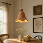 Cargar imagen en el visor de la Galería, Natural single pendant above a dining table