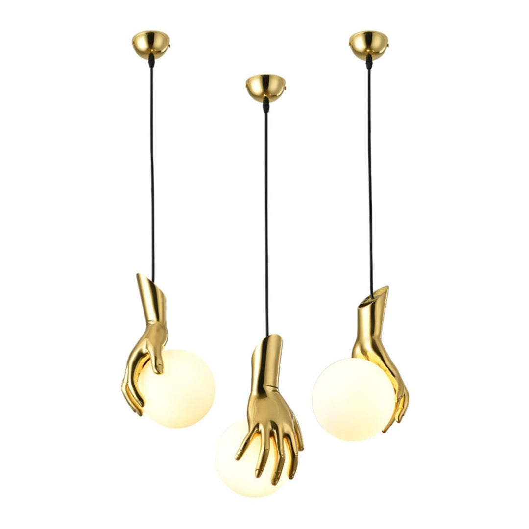 Hand hält Globus Pendelleuchte