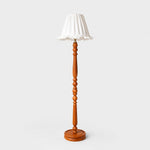 Afbeelding laden in galerijweergave, Vintage vloerlamp van massief hout met optioneel bijzettafeltje