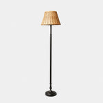 Afbeelding laden in galerijweergave, Handwoven rattan shade floor lamp product view