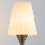 Carica l'immagine nella visualizzazione Galleria, Close view of pleated glass shade