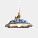 Afbeelding laden in galerijweergave, Blauwwitte keramische hanglamp met messingkleurige details