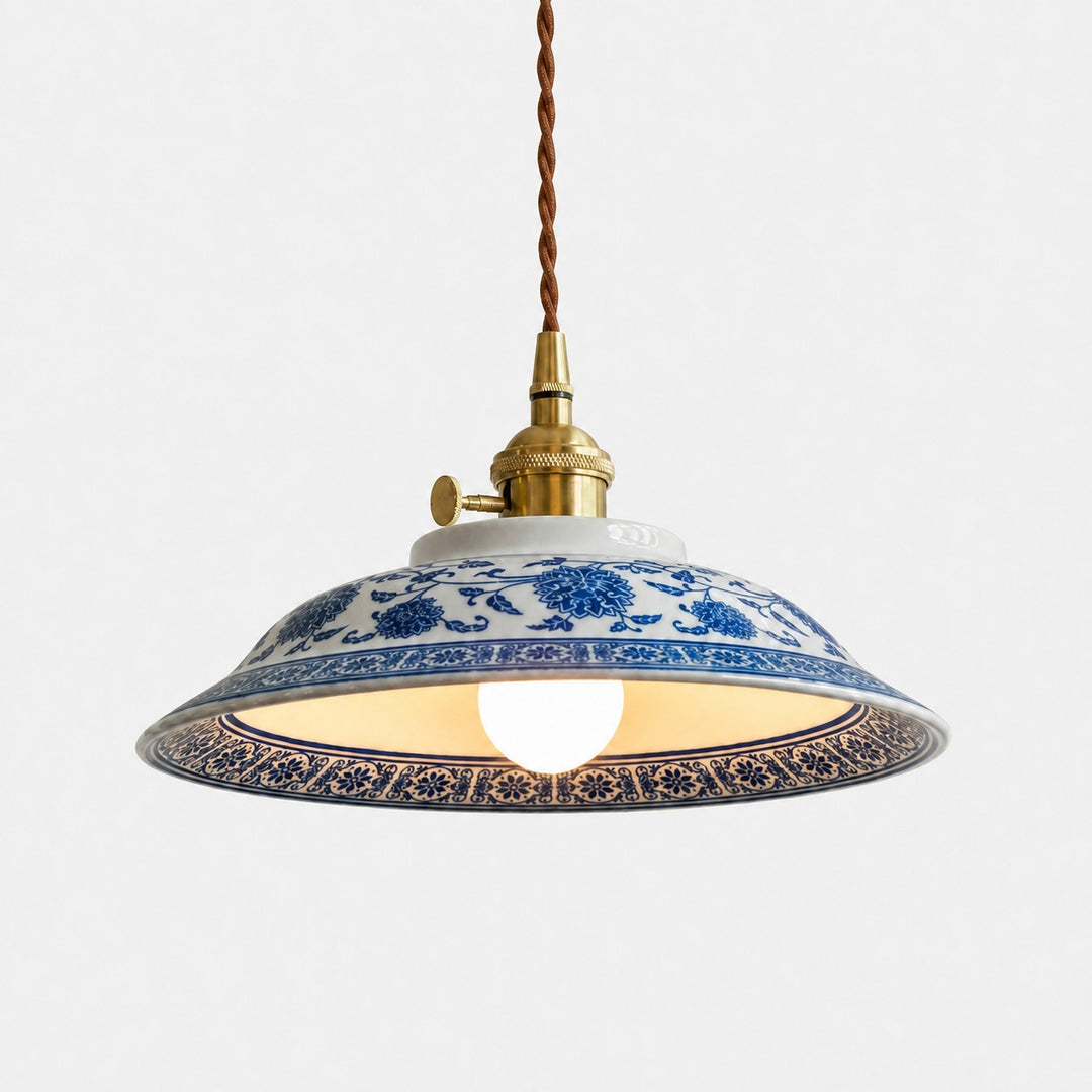 Blauwwitte keramische hanglamp met messingkleurige details