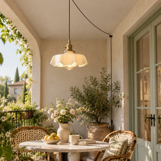Hanglamp met stekker van geplooid glas en antiek messing, met decoratief snoer