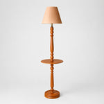 Afbeelding laden in galerijweergave, Vintage vloerlamp van massief hout met optioneel bijzettafeltje