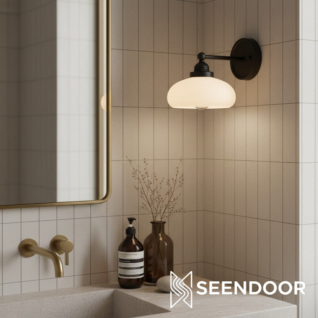 Geryon Vintage Industrielle Milchweiße Glas-Wandleuchte