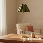 Afbeelding laden in galerijweergave, Moderne vintage tafellamp - gegolfde kap Capirise licht met metalen voet
