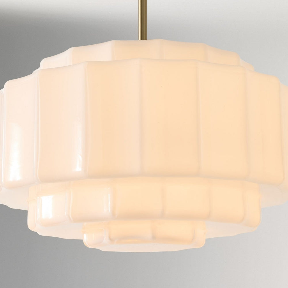 Antieke messing hanglamp met meerdere niveaus en opaalwit glas